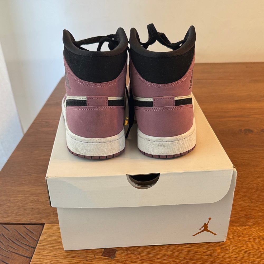 Jordan Purple and Cream Sneakers with Black Accents - Picture 4 of 6